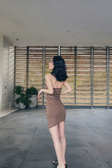 女性黑色蕾丝抹胸开叉短裙穿搭